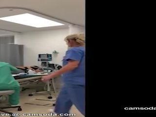 Milf perawat mendapat fired untuk menunjukkan alat kemaluan wanita (nurse420 di camsoda)