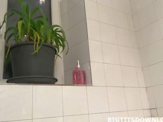 Ozruta prsníky násťročné prevzatia a vynikajúci sprcha žiť na the webkamera
