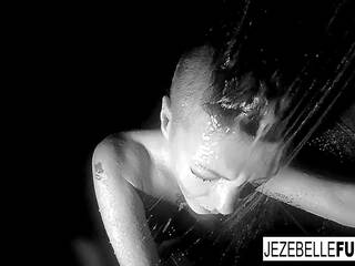 Jezebelle saa kiihkeä sisään the suihku
