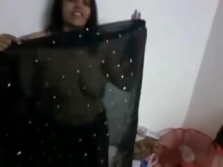 Hinduskie w czarne sari