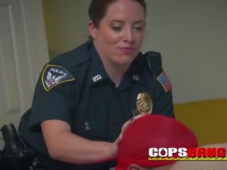 Prik liefhebbend milf cops zuigen af criminals reusachtig zwart lul