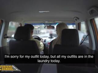 Väärennös driving koulu - blondie uutispommi panee nuori youngster päällä a driving tentti joka päät kanssa häntä cumming sisään hänen suu