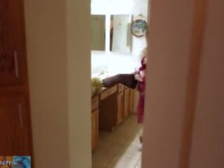Mama vitrega merge ahead pentru pat în timp ce fiul vitreg watches și masturbates până la el este prins și ea lets îl pune ea în