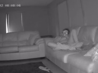 Kakak dalam undang-undang menangkap melancap pada saya sofa housesitting tersembunyi kamera