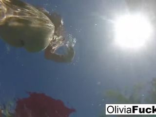 Olivia on mõned suvi lõbu sisse a bassein