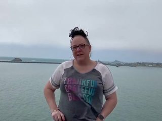 Zoey masturbation en publique haut sur une roche en la harbor