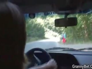 Velho puta fica pregado em o carro por um desconhecido