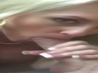 Barmfager blond kone åpner øye contact mens suging aksel