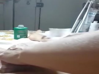 Gentle toucher pendant pénis waxing