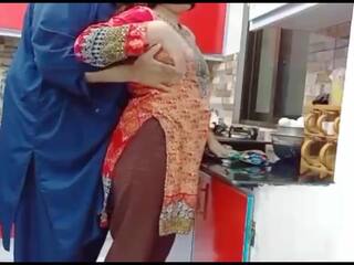 Pakistanais femme anal trou baisée en la cuisine tandis que elle est travail avec clair audio