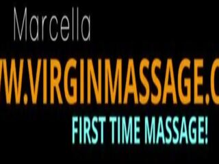 Magnificent ung seductress marcella varelse massaged av en lesbisk