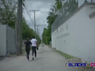 Blacks på cops utomhus offentlig vuxen video- med bystiga vit ripened babes