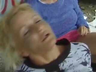 Une groupe de lascif allemand demoiselles obtention baisée par certains dur bite en plein air