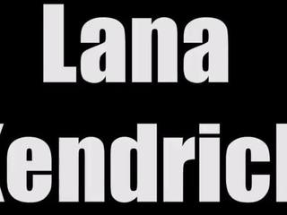 Lana kendrick 大 胸部 反彈 如 她 舉 所以 enchanting 在 池畔