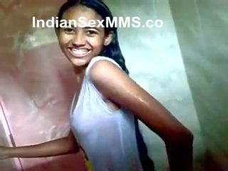 Indiškas paauglys dulkinimasis į viešumas dušas - (desiscandals.net)