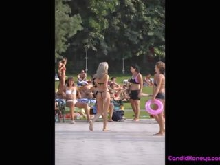 Spiaggia voyeur fantastico bikini ragazze a seno nudo malvagio weasel