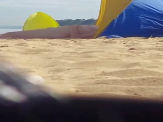 Sedusive milf spiato a spiaggia (please commento)
