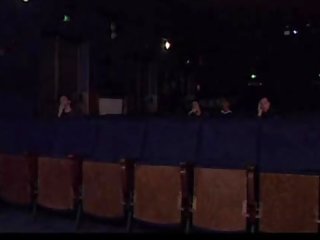 Mamalhuda milf dá cabeça em um cinema hall