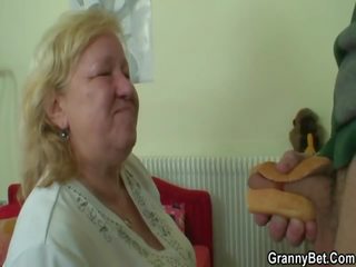 Grannies fucks ใหญ่ ลึงค์