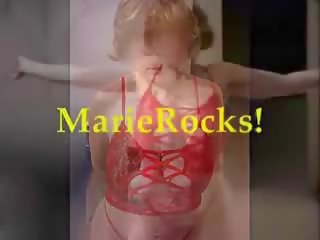 Marierocks 50 plusz bevállalós anyuka táncolás -ban piros slingshot bikini