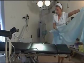 Smashing verpleegster in bruinen kniekousen en hakken in ziekenhuis - dorcel