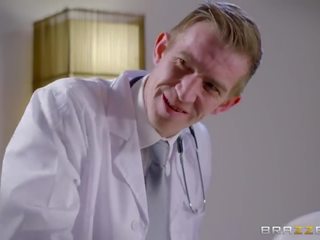 Brazzers - médico fode amirah adara em o cu
