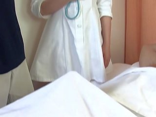 الآسيوية expert الملاعين اثنان blokes في ال مستشفى