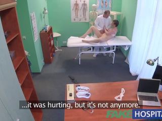 Fakehospital sexy australiër toerist met groot tieten houdt artsen sperma in poesje