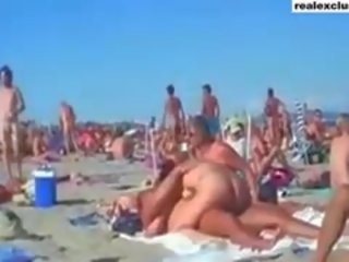 Δημόσιο γυμνός/ή παραλία ερωτύλος xxx συνδετήρας σε καλοκαίρι 2015