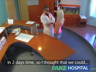 Fakehospital brudne medyczne practitioner bada każdy cal z porywający blondynki ciało
