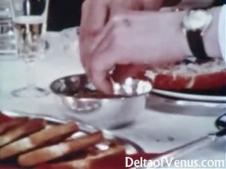 Wijnoogst vies klem 1960s - harig full-blown brunette - tafel voor drie
