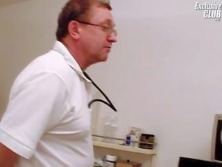 Blond leah visiting gynécologue clinique à avoir chatte spéculum
