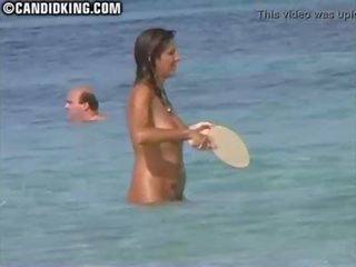 Candide trentenaire mère nu sur la nu plage avec son fils!