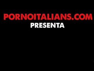 Amatoriale italiano - scopata sul divano tra coppia trasgressiva - italiaans vrouw